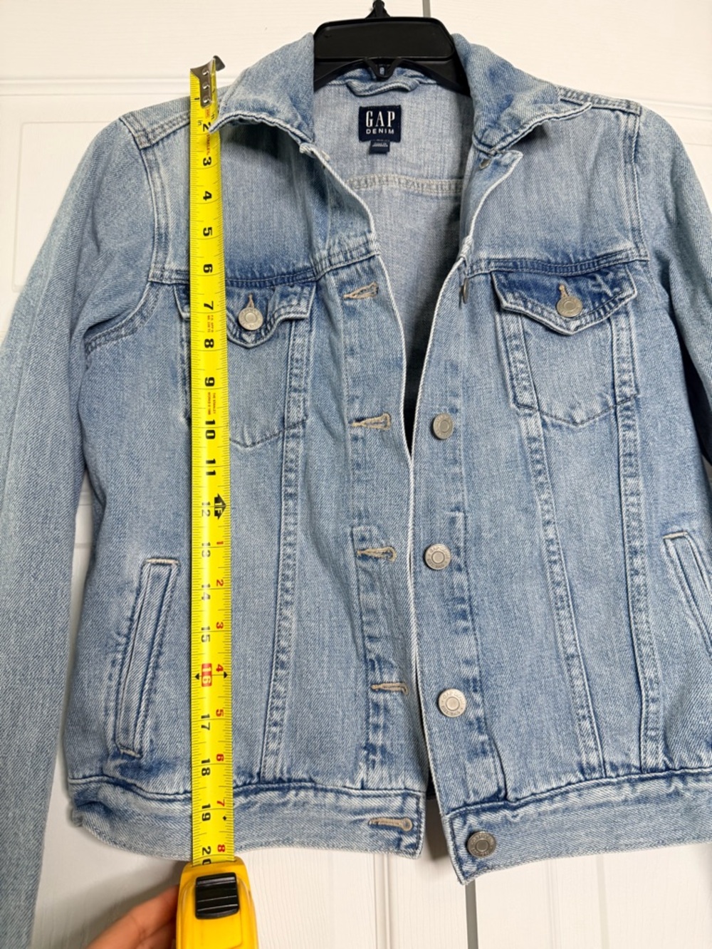 Gap Woman’s Icon Denim Jacket Blue in a light wash finish Size XS - Picture 5 of 6